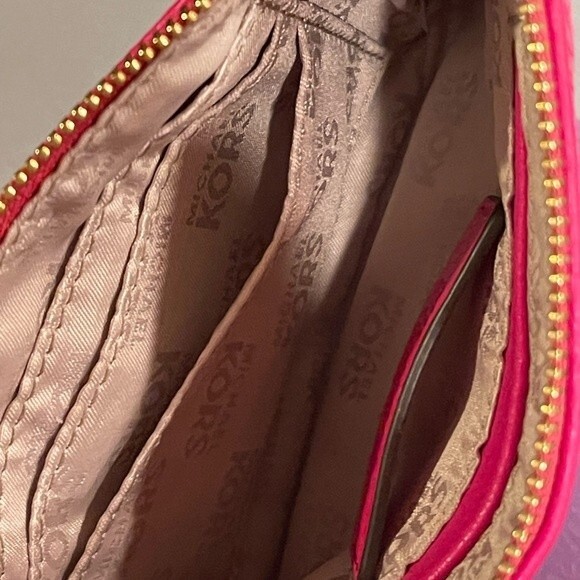 Michael Kors Pebbled Leather
Pink Fulton wristlet - Picture 7 of 7